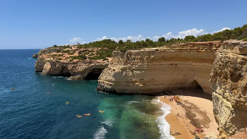 Portekiz'de Plajlar ve Deniz: Yüzme, Sörf ve Güneşlenme Rehberi